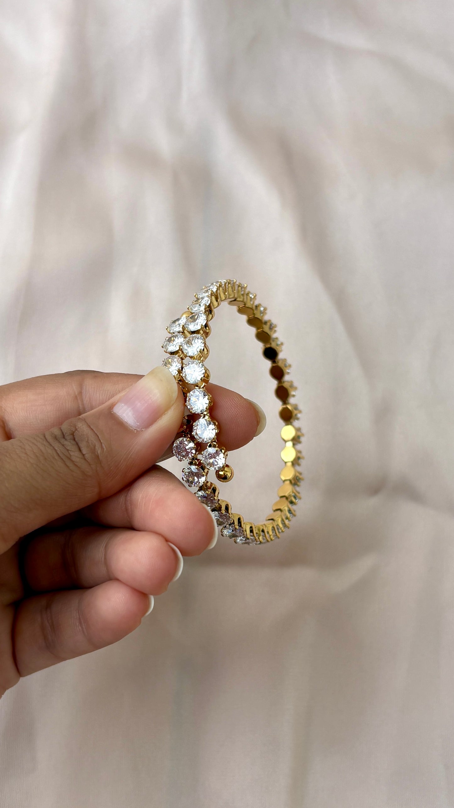 Overlapping open stone bracelet
