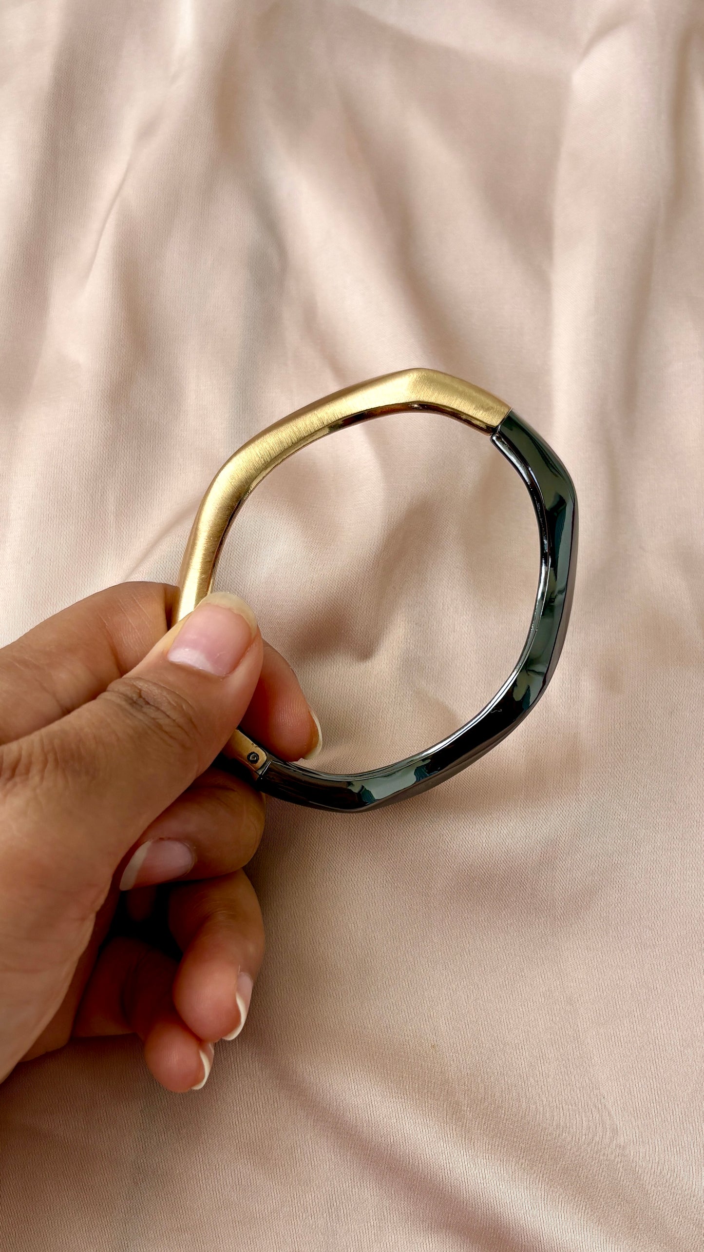 Black and golden wavey bracelet