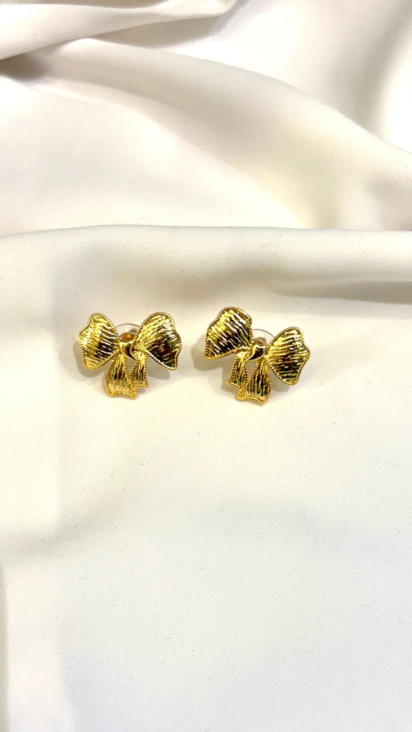 Flat textured bow studs