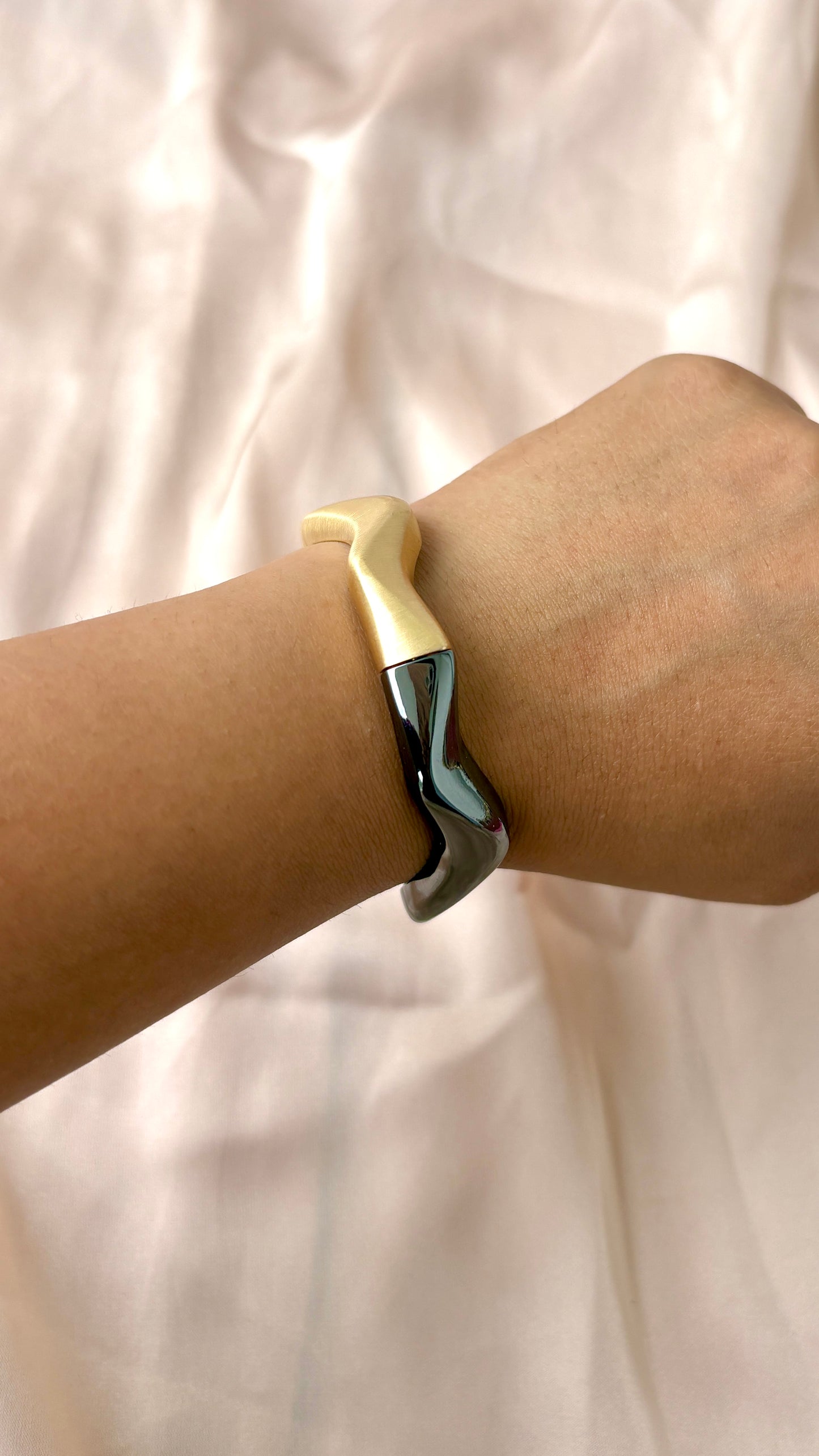Black and golden wavey bracelet