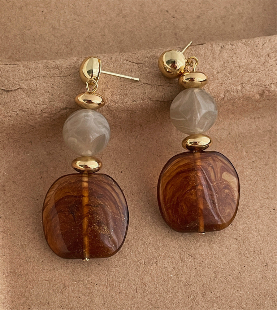 Resin geometrical danglers