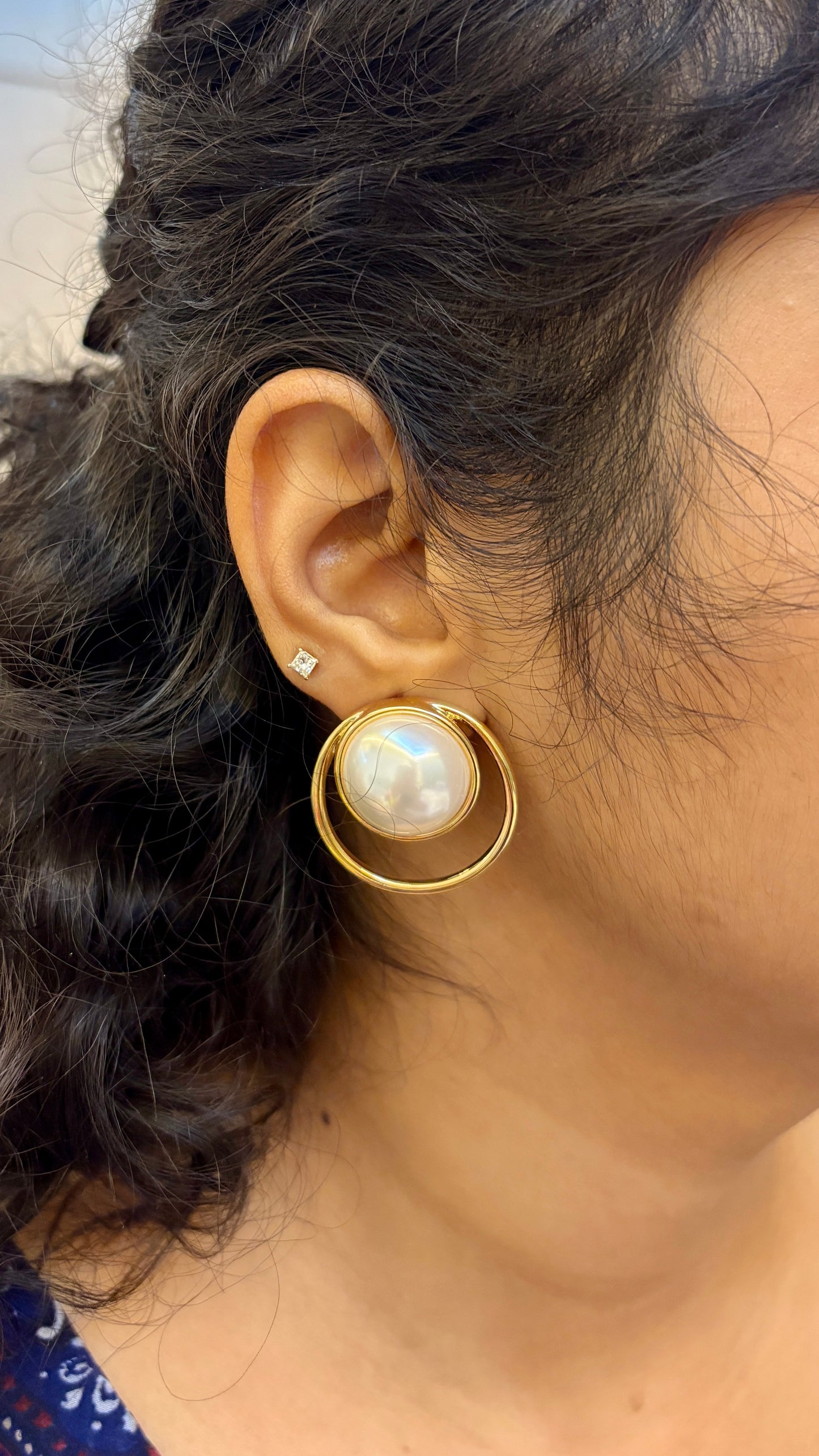 Pearl in an outline stud