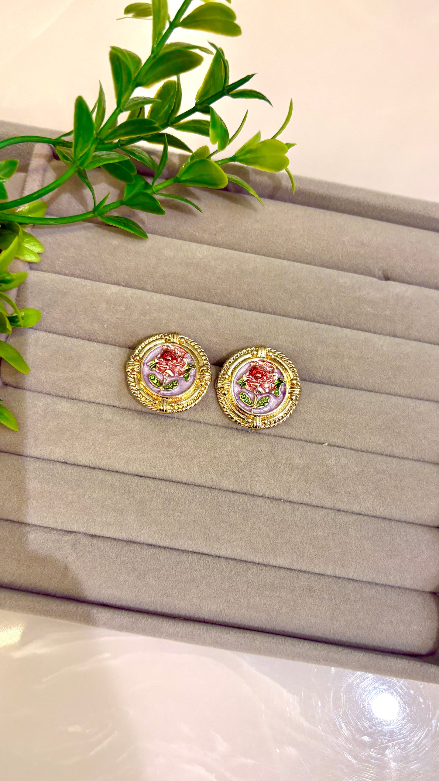 Flower on a circle with golden outline