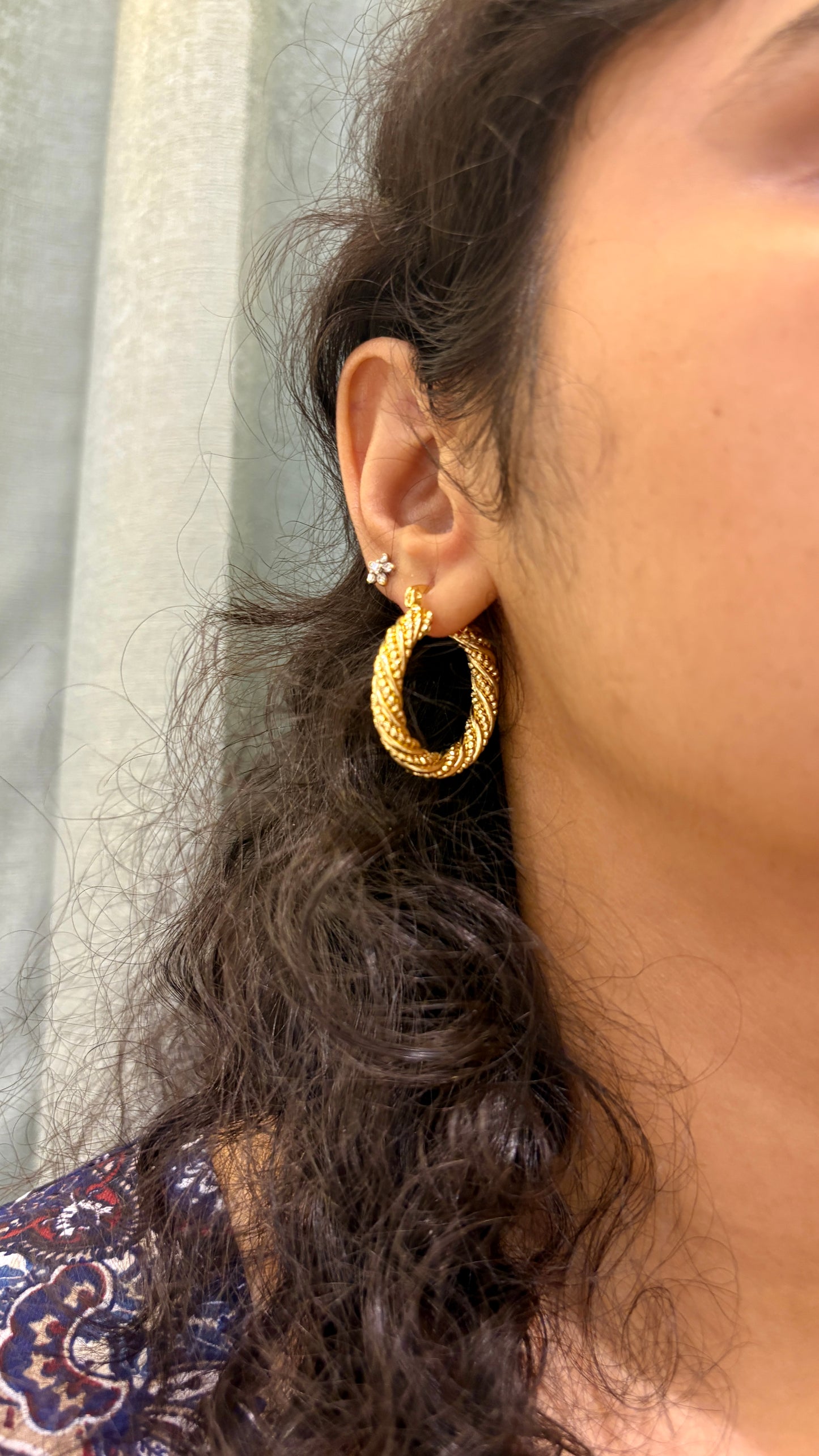Double design twisted hoops