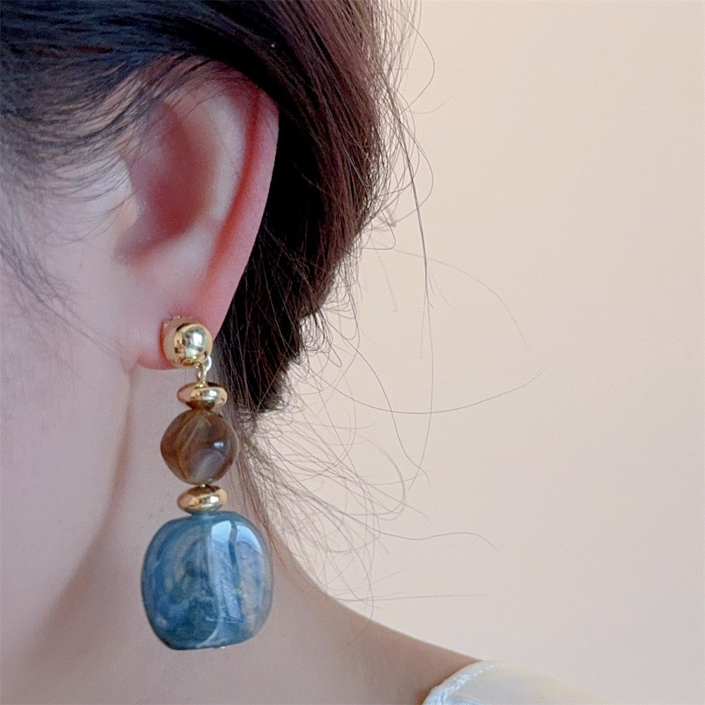 Resin geometrical danglers