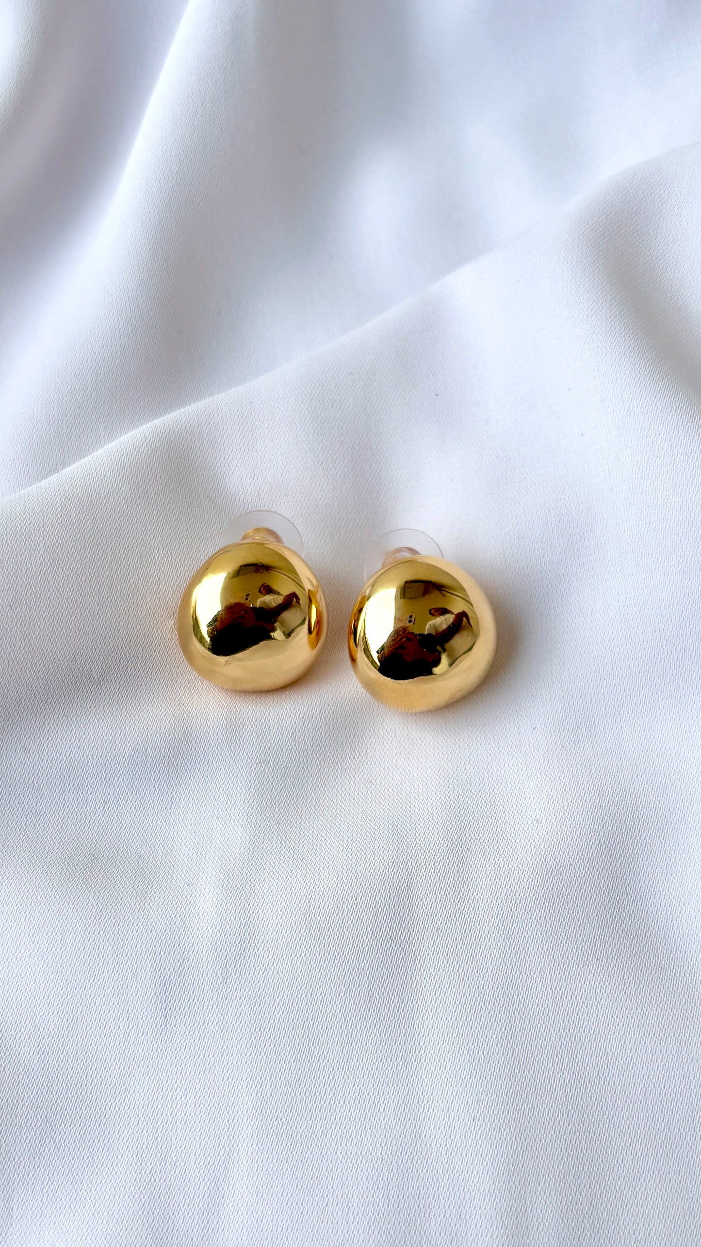 Curved triangle studs