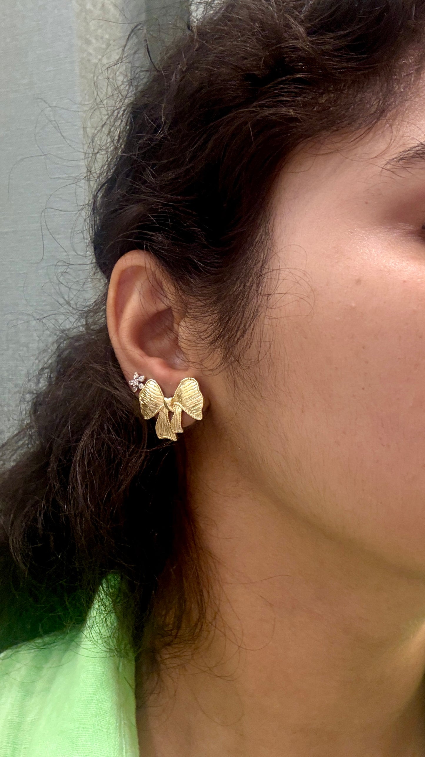 Flat textured bow studs