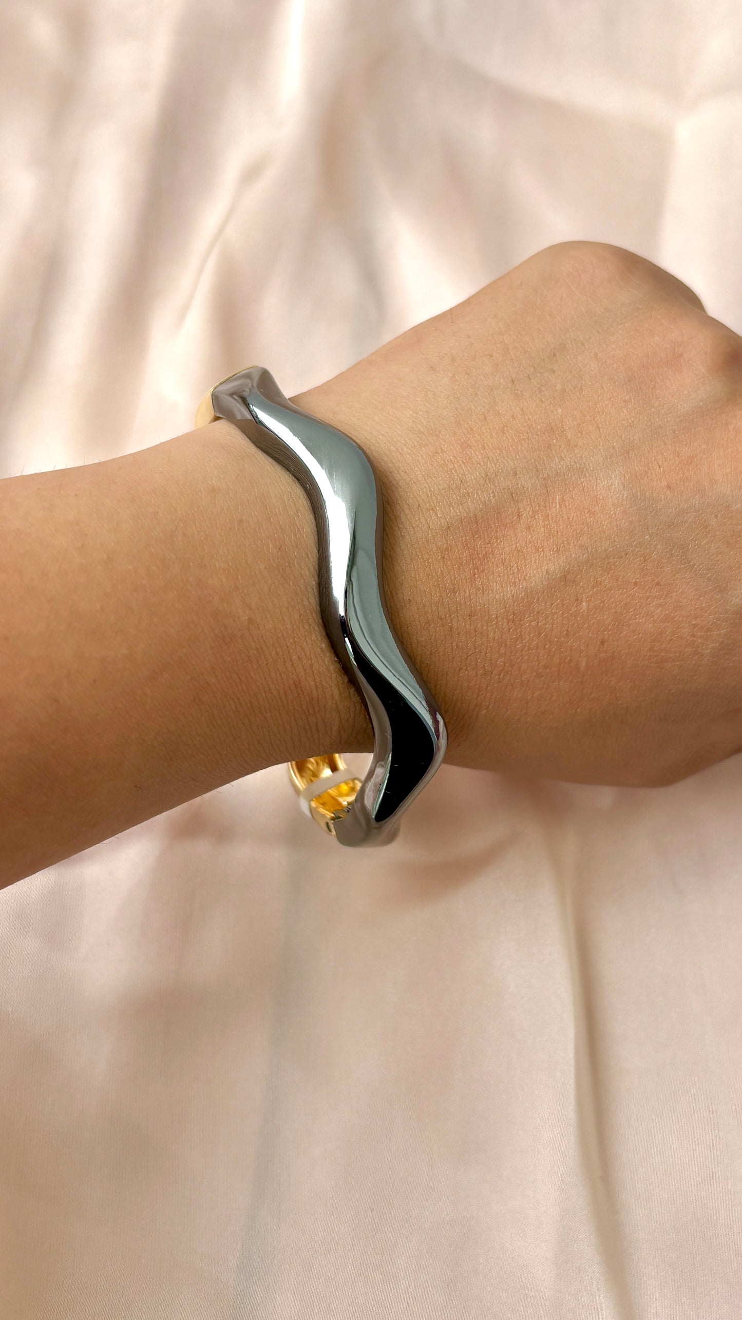Black and golden wavey bracelet