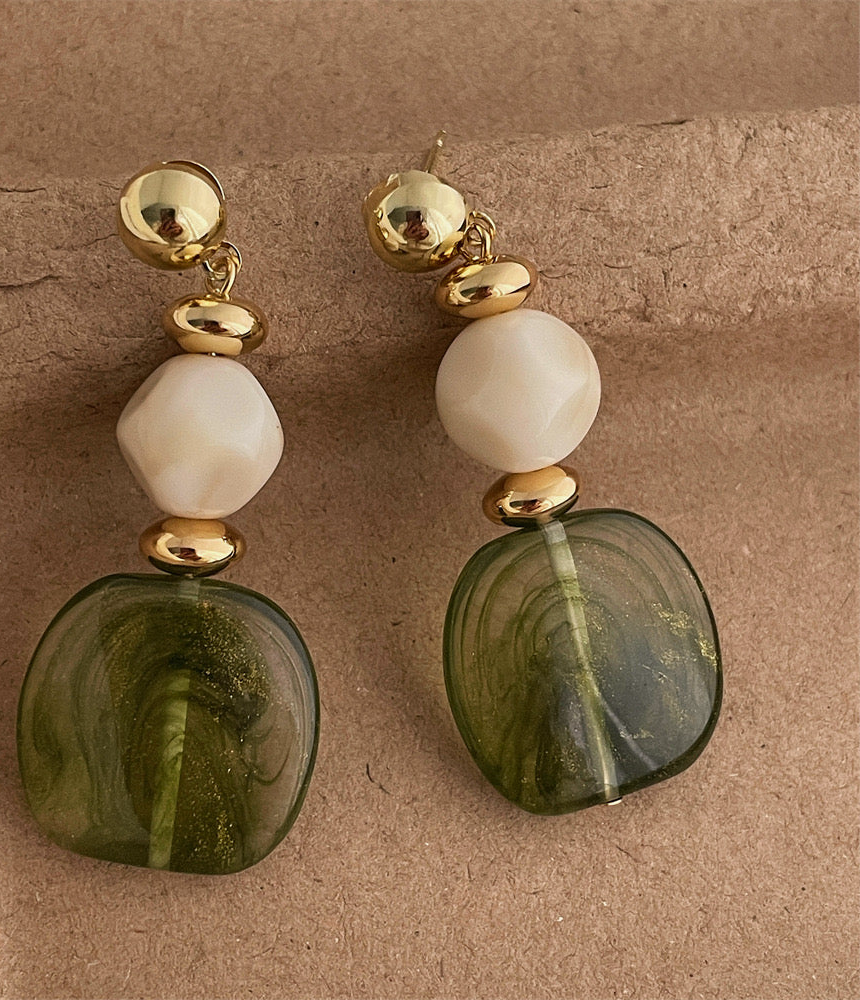 Resin geometrical danglers