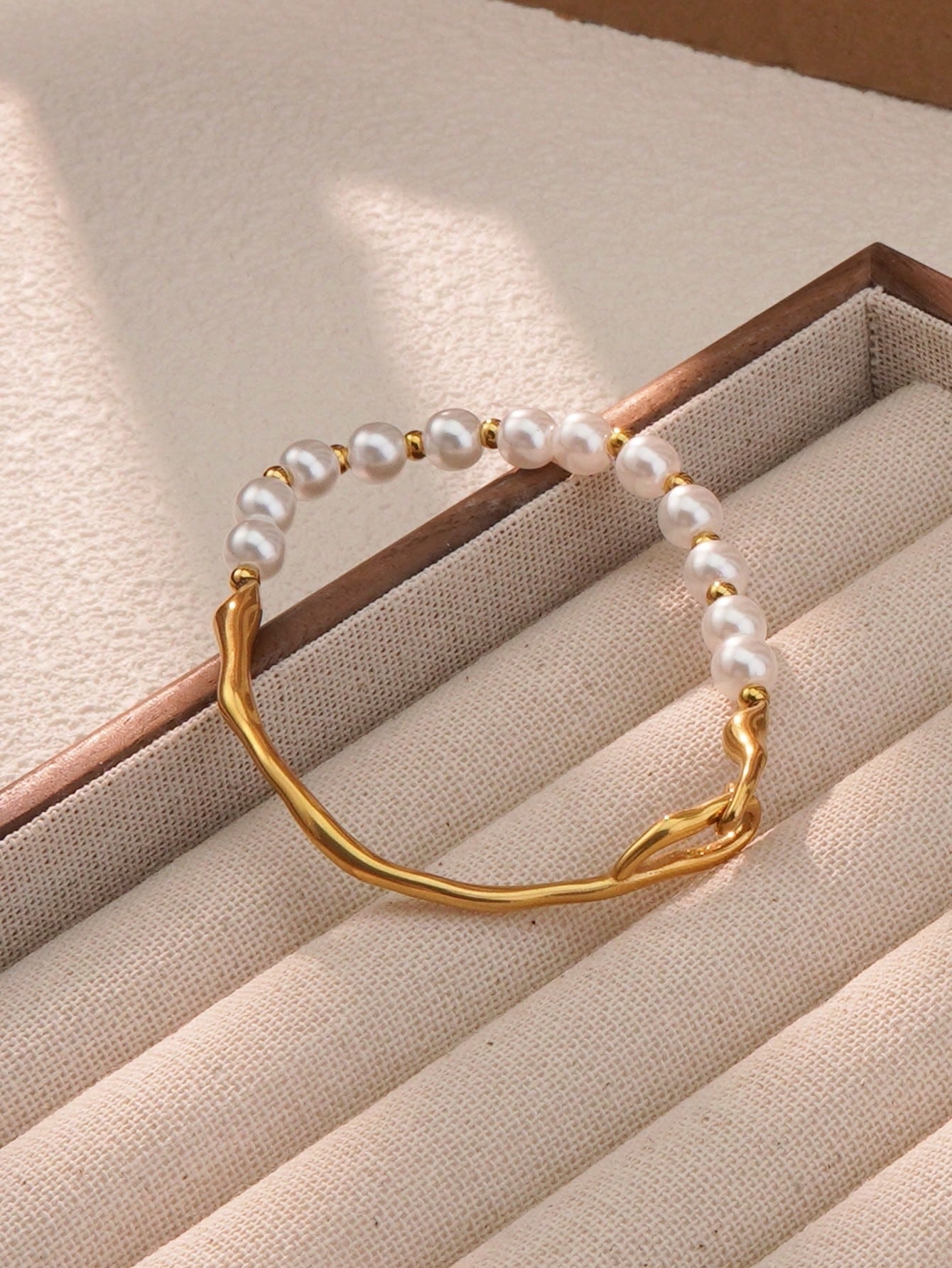 Wave and flexi pearl bracelet