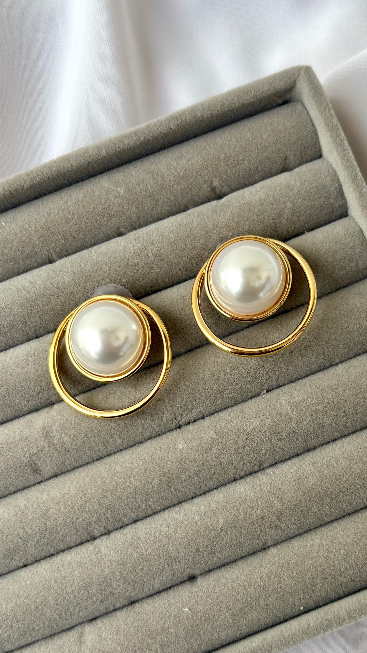 Pearl in an outline stud