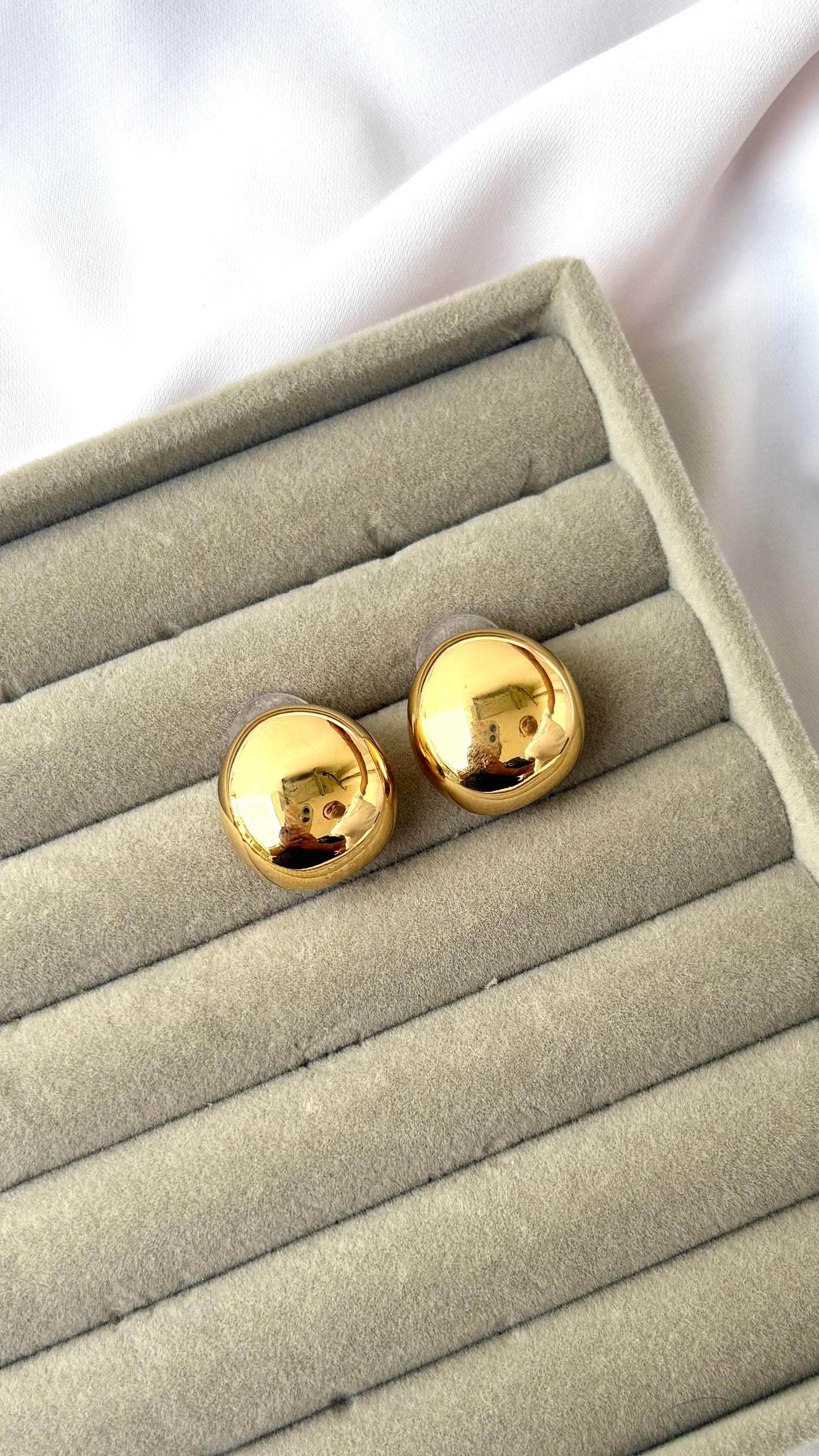 Curved triangle studs