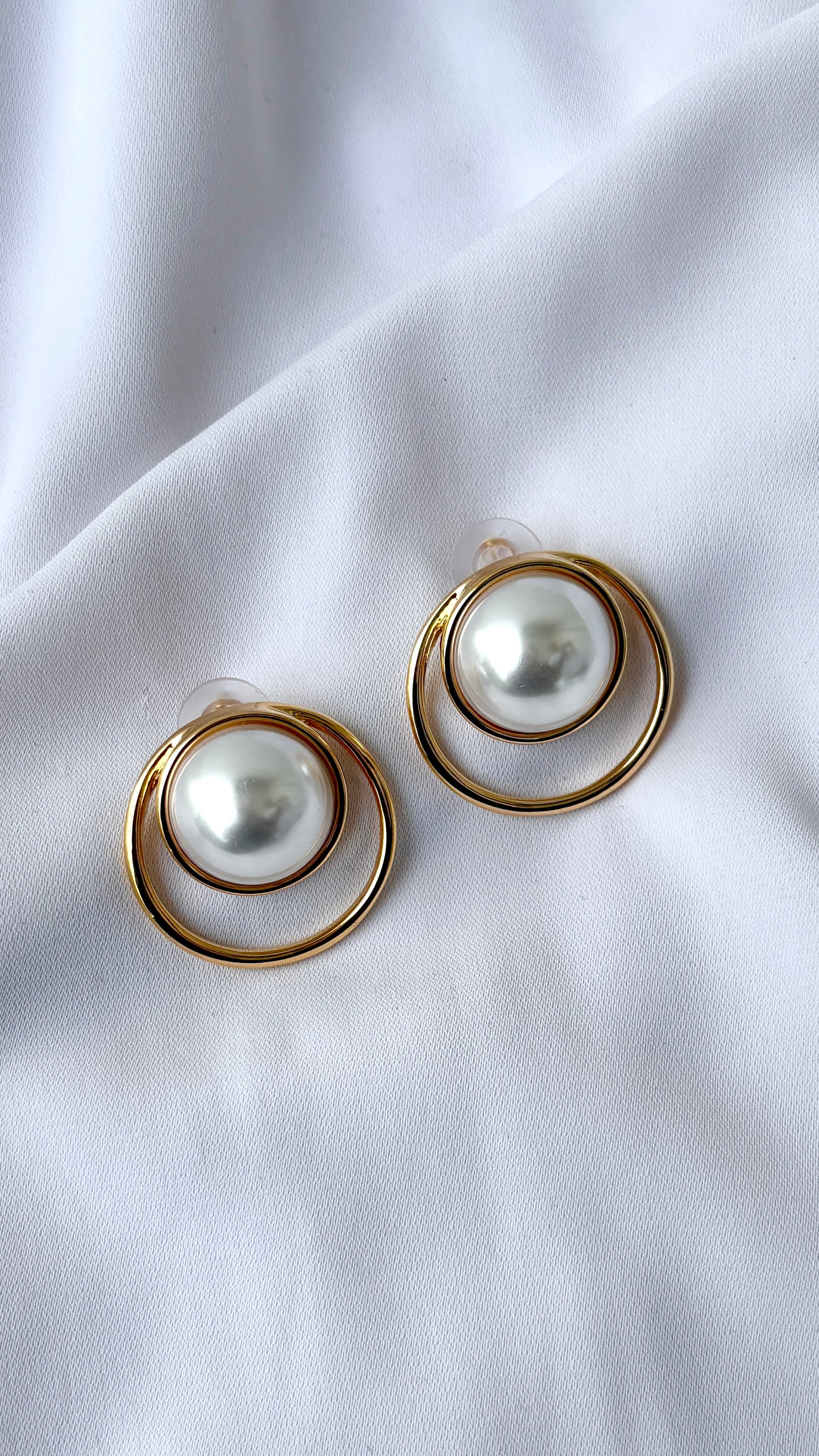 Pearl in an outline stud