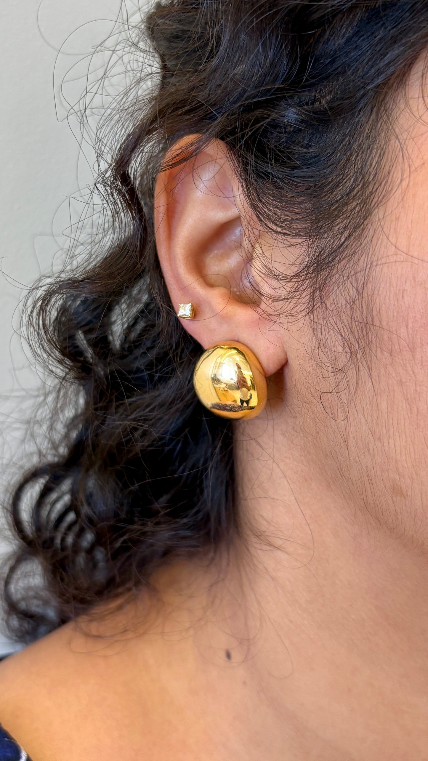 Curved triangle studs