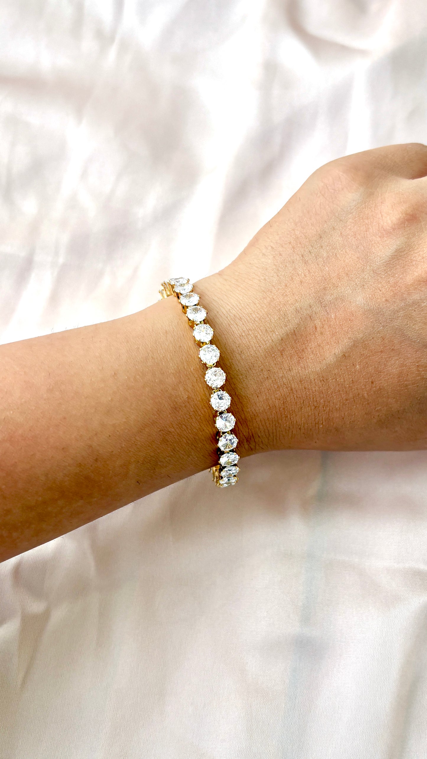 Overlapping open stone bracelet