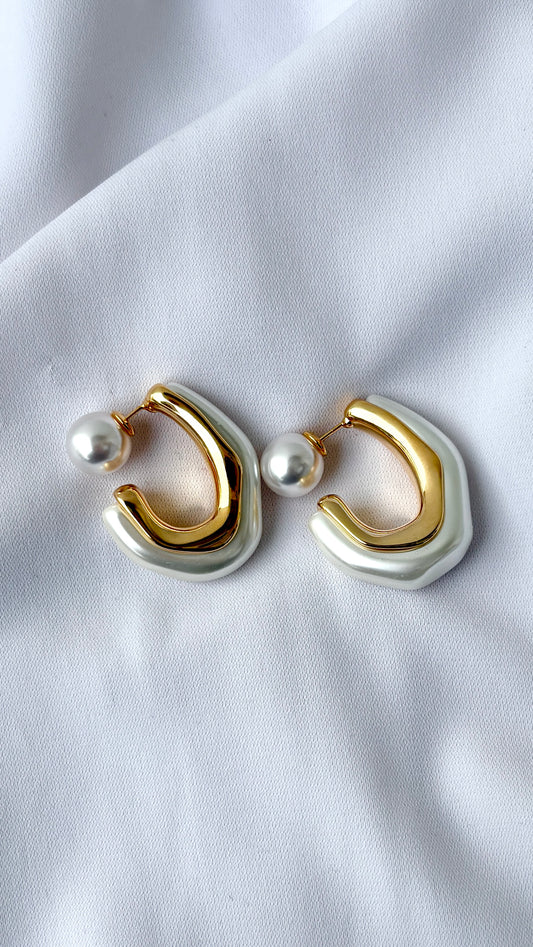 Abstract V with a pearl closure