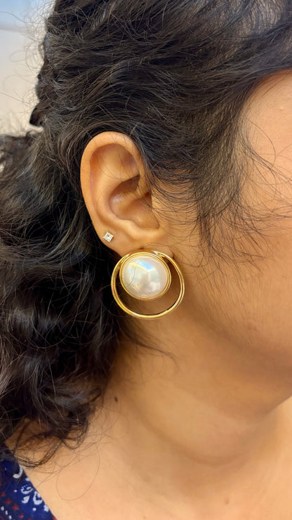 Pearl in an outline stud