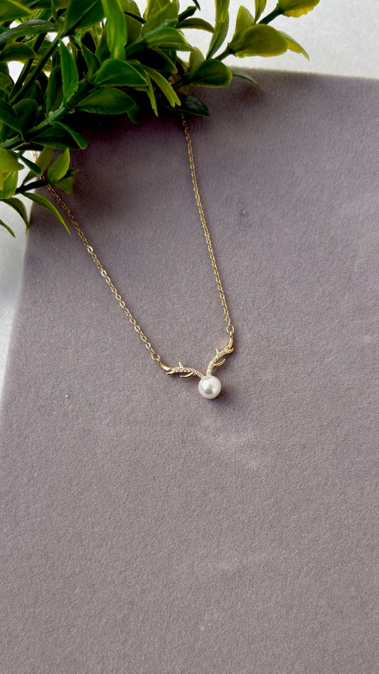 Reindeer with a pearl