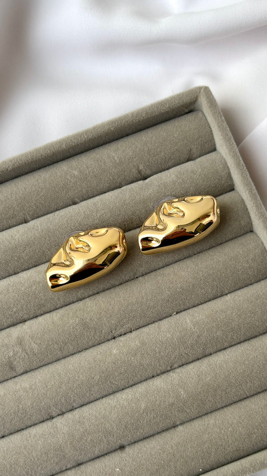 Golden shell studs