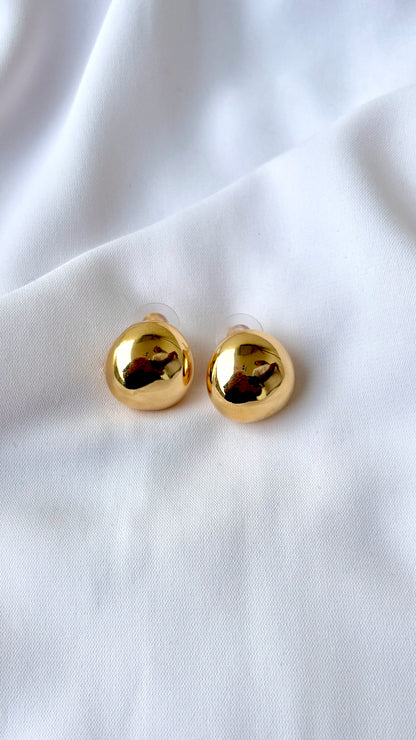 Curved triangle studs