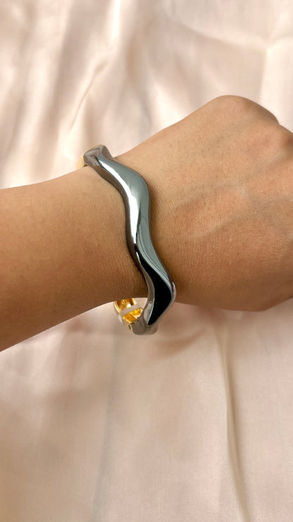Black and golden wavey bracelet