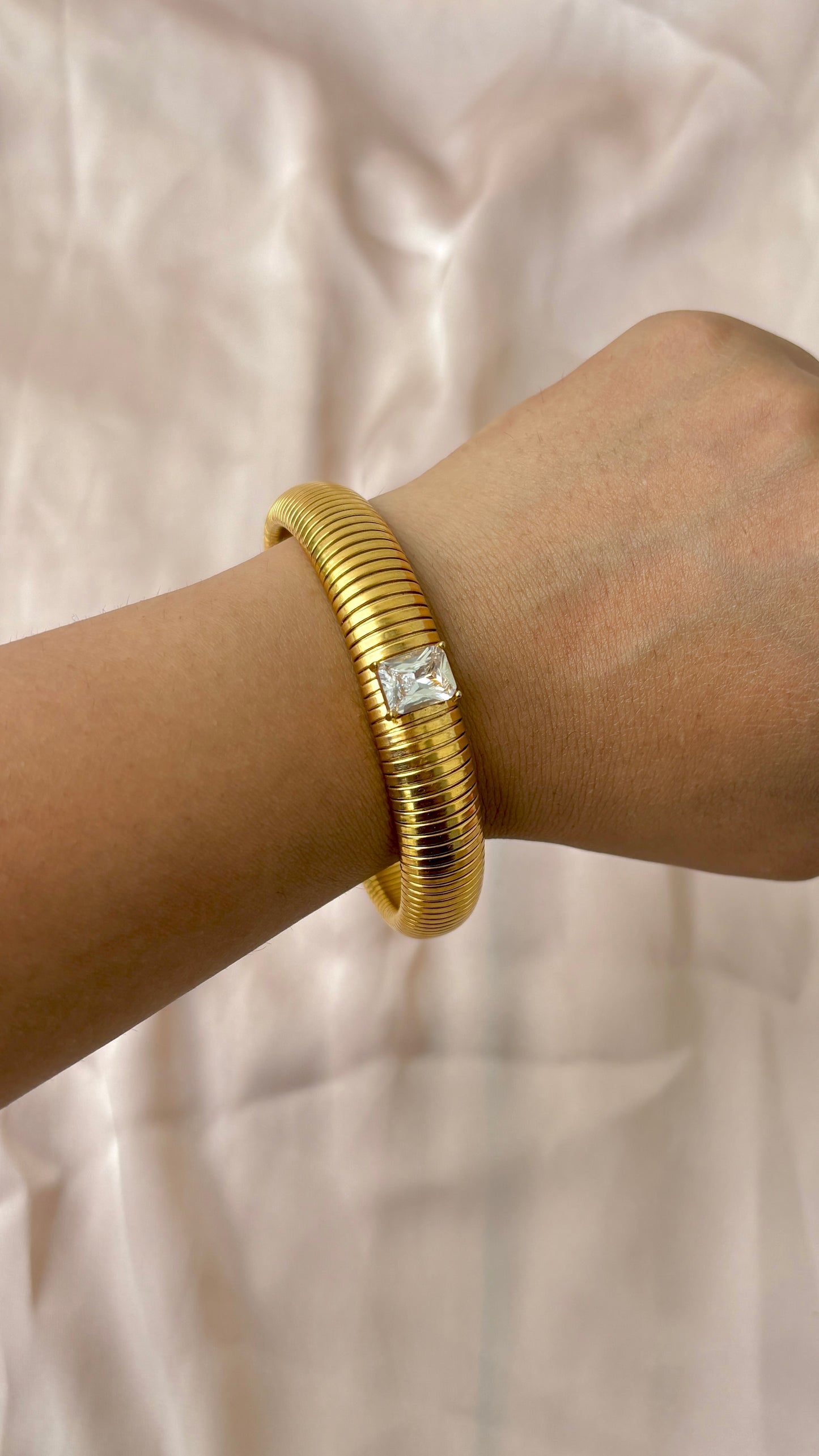 White stone stretchable bracelet