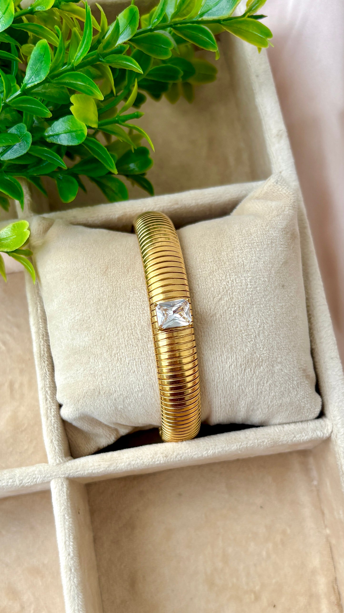 White stone stretchable bracelet