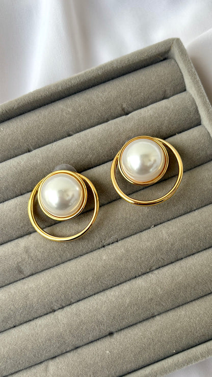 Pearl in an outline stud