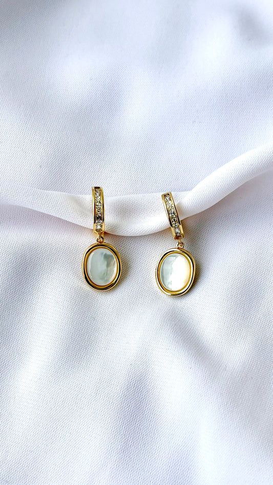 Small Bali with dangling oval stone