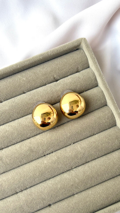 Curved triangle studs