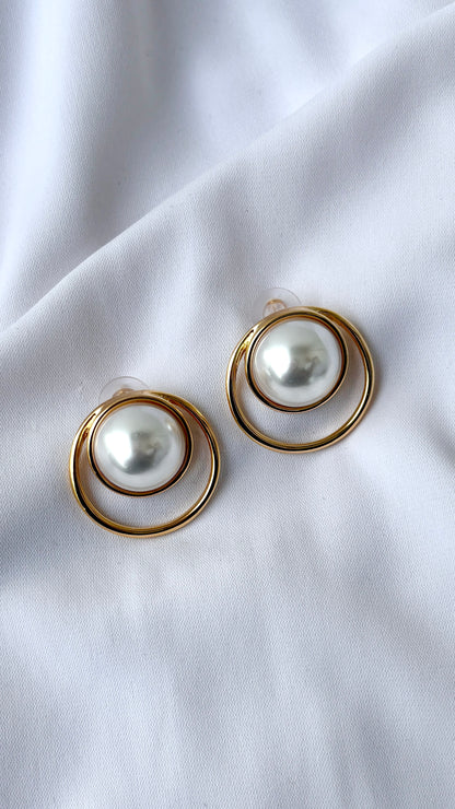 Pearl in an outline stud
