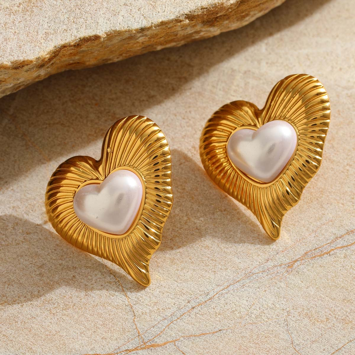 Pearl in outline golden heart