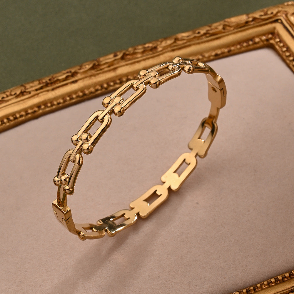 Horse shoe link bracelet