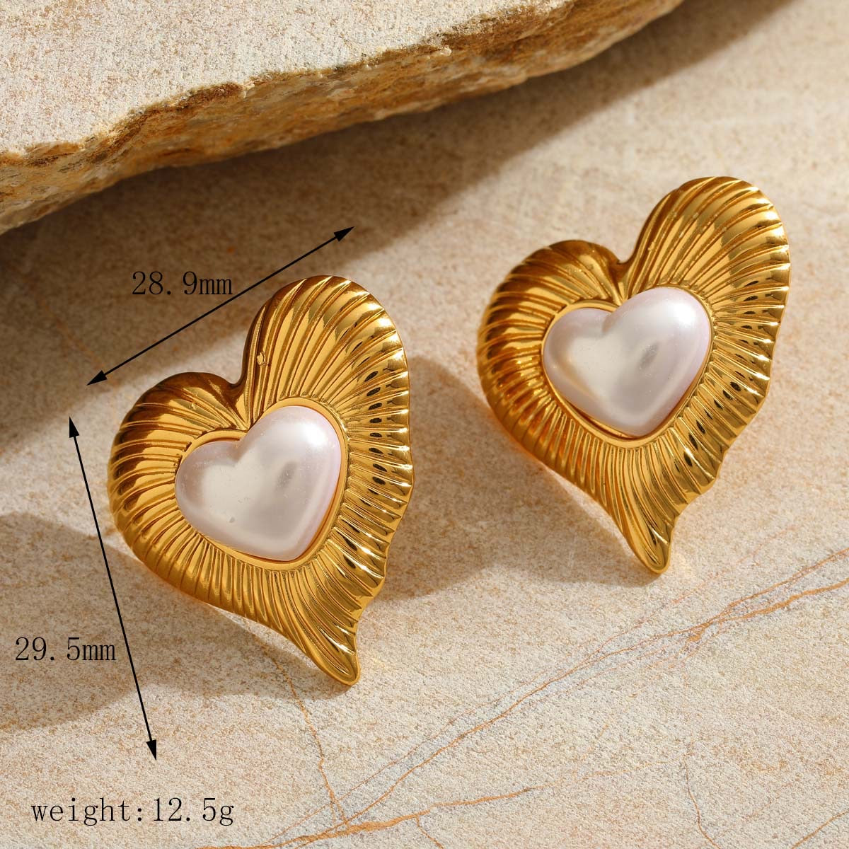 Pearl in outline golden heart
