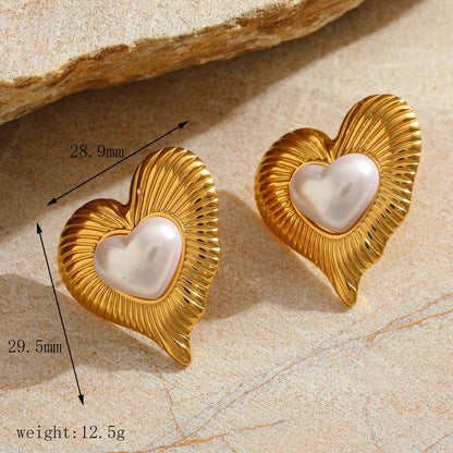Pearl in outline golden heart