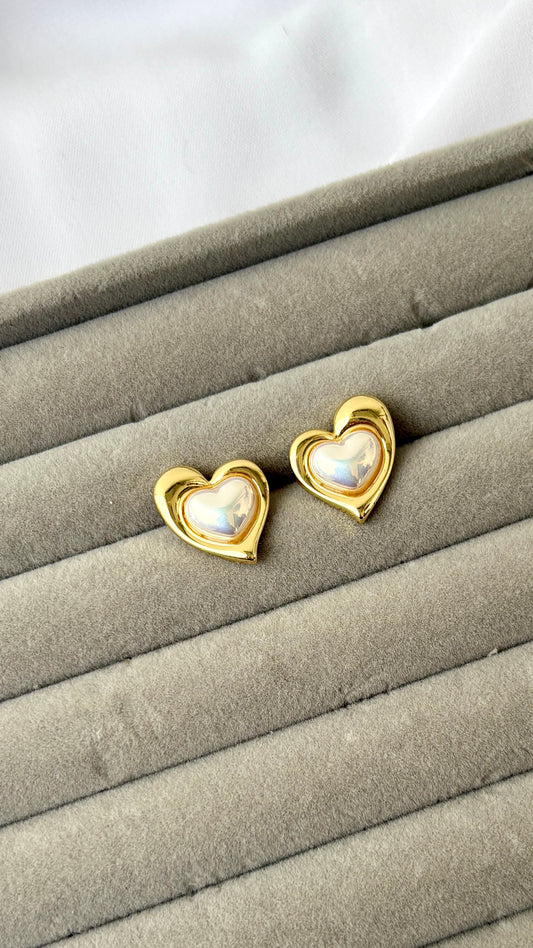 Pearl in outline golden heart