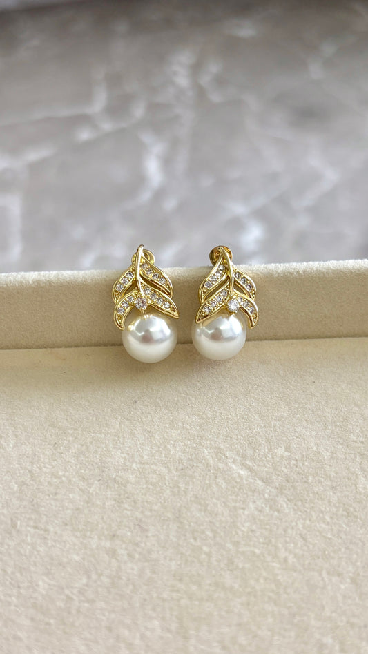 Double fin pearl studs